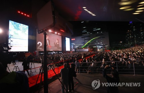 거리두기 없이 열린 부산국제영화제 개막식