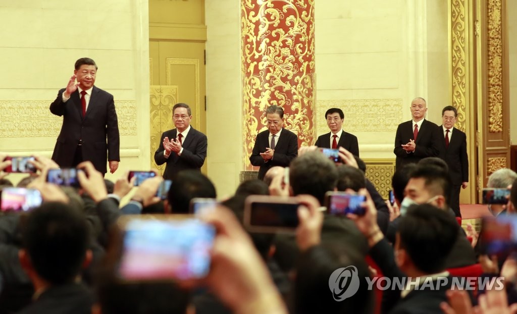 새 최고지도부와 함께 입장하는 시진핑