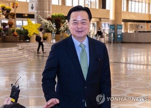 일본 향하는 조현동 외교부 1차관