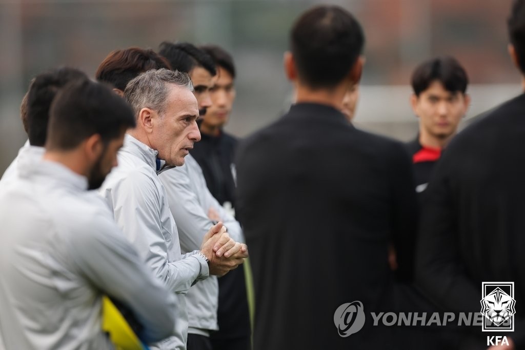 훈련 지도하는 벤투 감독