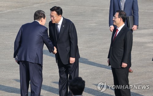 정진석 비대위원장과 악수하는 윤석열 대통령