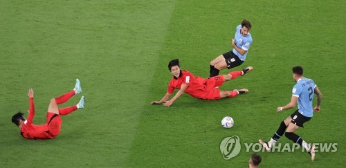 거친 수비 당하는 손흥민과 조규성