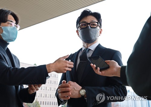취재진 질문에 답하는 한동훈 법무부 장관
