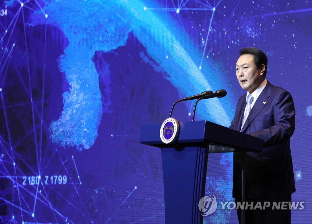 미래 우주 경제 로드맵 발표하는 윤석열 대통령