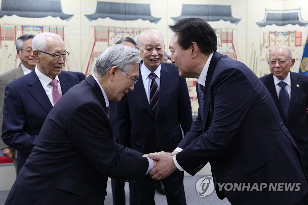 Yoon meets group of scientists, scholars Yoon meets group of scientists, scholars