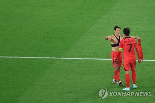 역전 결승골 합작한 손흥민과 황희찬