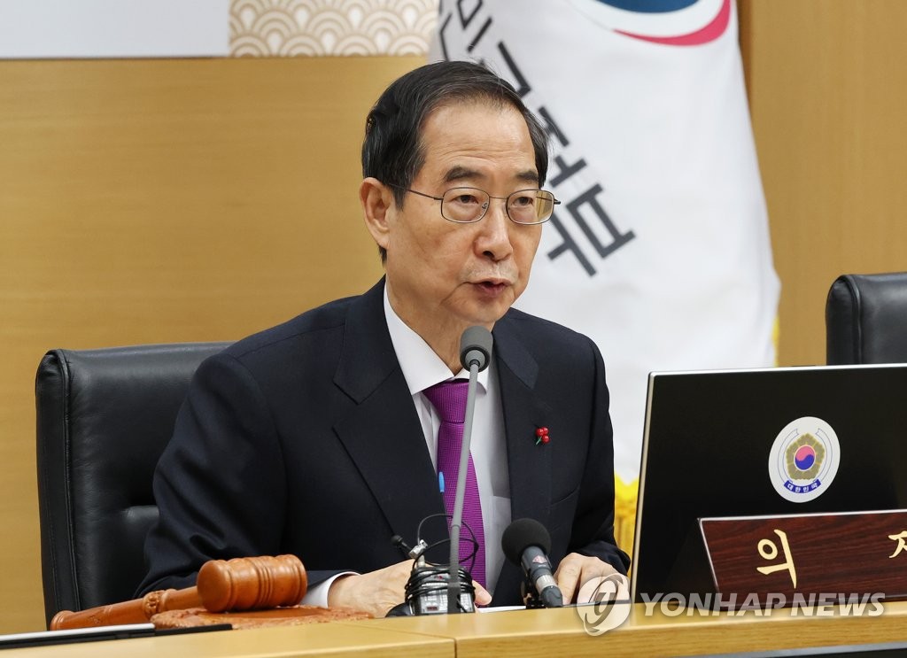 국무회의에서 발언하는 한덕수 총리