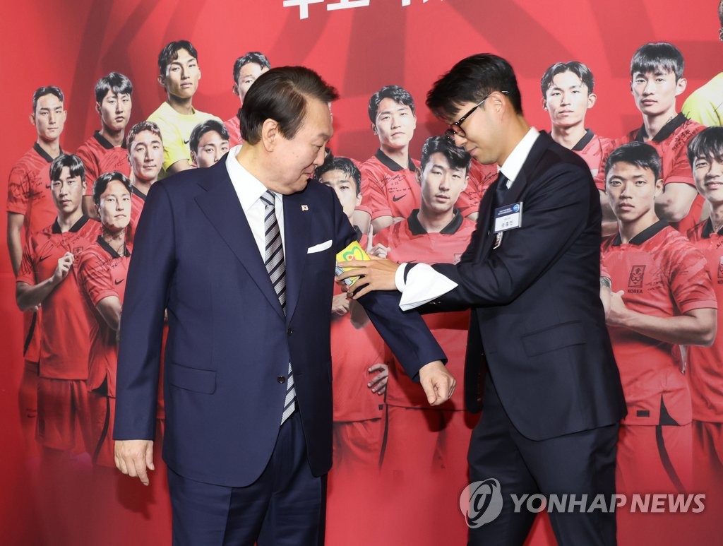 Yoon hosts dinner for nat'l football team Yoon hosts dinner for nat'l football team