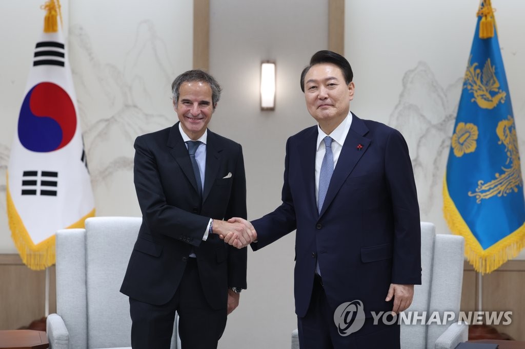 Le président Yoon Suk-yeol (à droite) serre la main de Rafael Mariano Grossi, directeur général de l'Agence internationale de l'énergie atomique (AIEA), lors d'une réunion tenue au bureau présidentiel à Séoul le 15 décembre 2022. (Archivage et revente interdits)