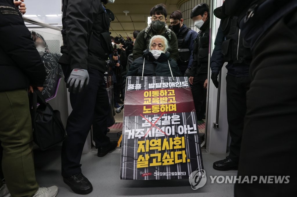 지하철 타는 박경석 전장연 대표
