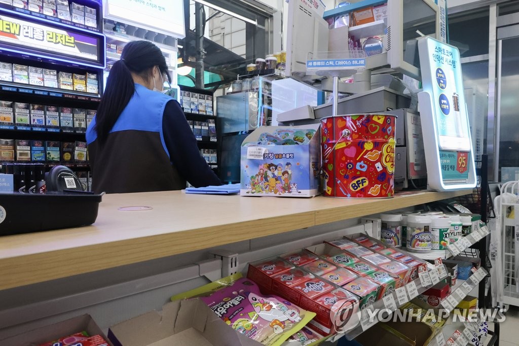 La foto de archivo, tomada el 15 de enero de 2023, muestra a una cajera en una tienda de conveniencia, en Seúl.