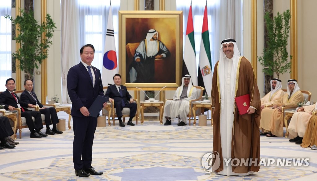 SK Group Chey Tae-won (L) poses for a photo with Khaldoon Khalifa Al Mubarak, CEO of Mubadala Investment Company, after signing a memorandum of understanding on reducing carbon emissions, at the United Arab Emirates presidential palace in Abu Dhabi on Jan. 15, 2023. (Yonhap)