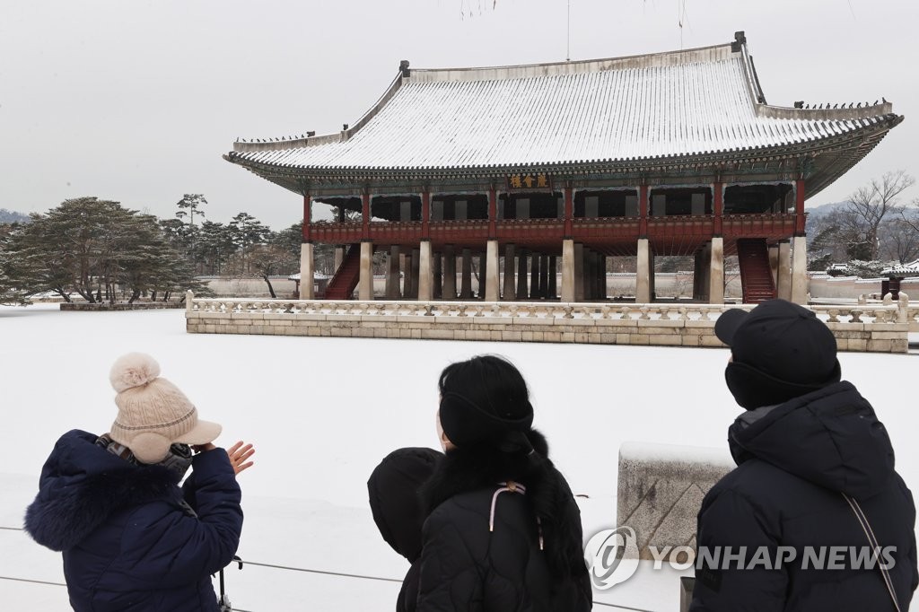 눈 내린 경회루
