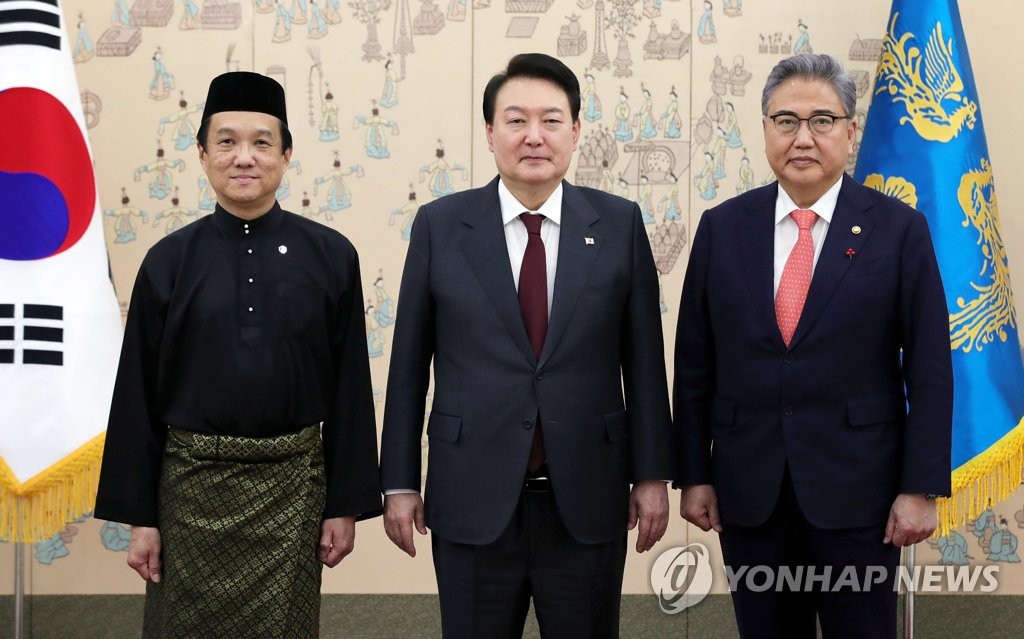 주한 말레이시아대사와 기념촬영하는 윤석열 대통령