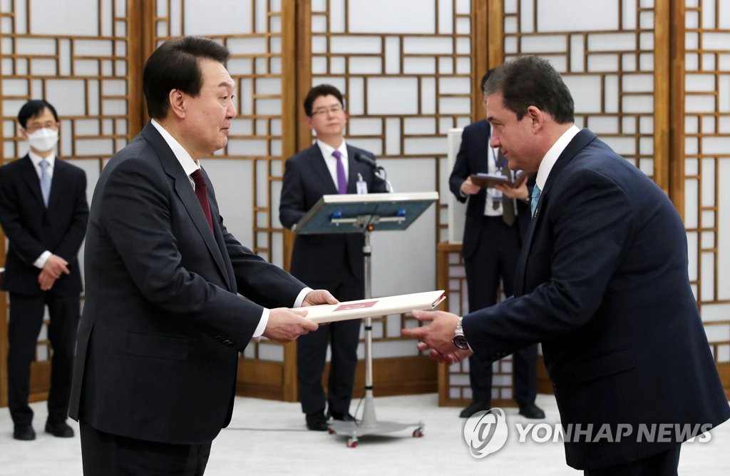 주한 튀르키예대사로부터 신임장 받는 윤석열 대통령