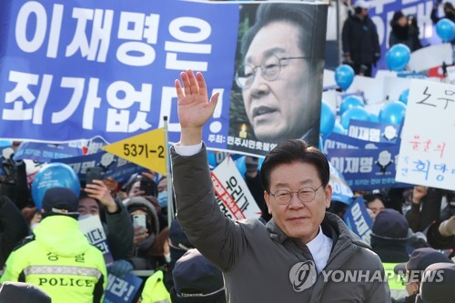 검찰 출석 전 지지자 만난 이재명 대표