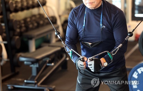 실내마스크 착용 의무 해제…마스크 벗고 운동