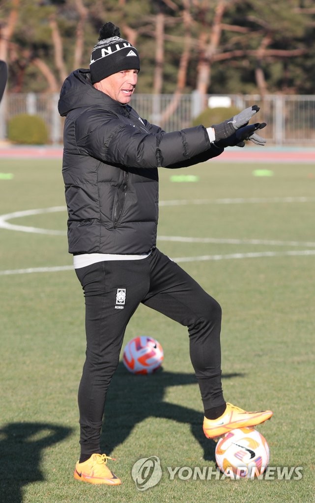 Colin Bell, head coach of the South Korean women's national football team, addresses his players during a training session at Munsu Football Stadium in Ulsan, 310 kilometers southeast of Seoul, on Jan. 30, 2023. (Yonhap)