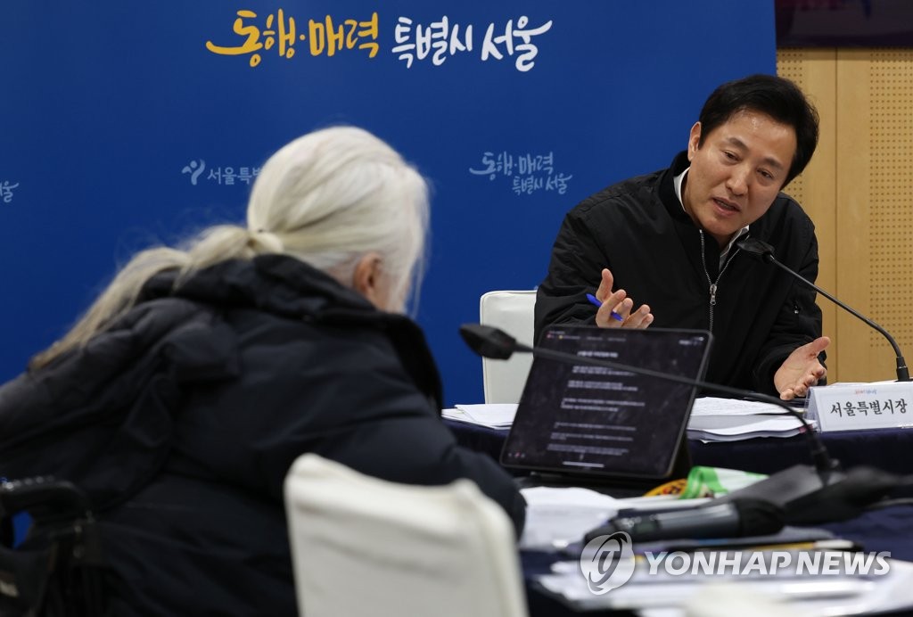 대화하는 오세훈 시장과 전장연 대표