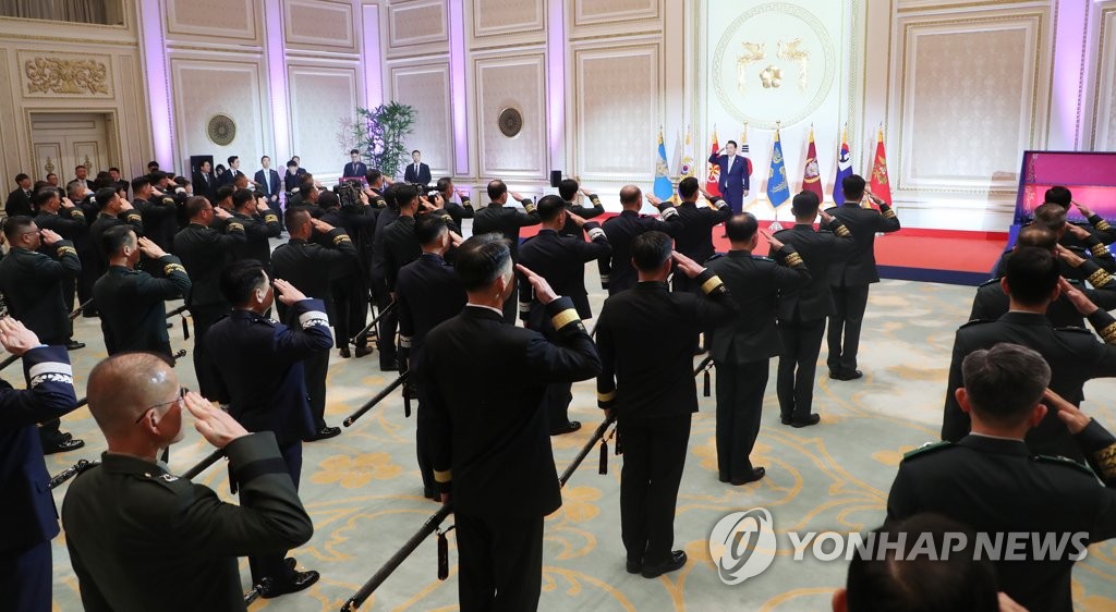 진급 장성 경례 받는 윤석열 대통령