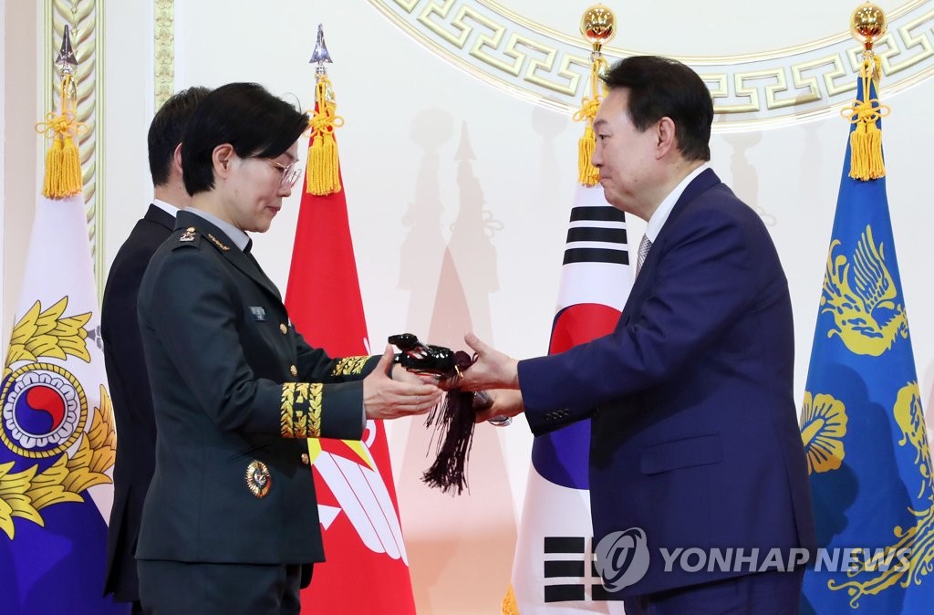 삼정검 수여하는 윤석열 대통령