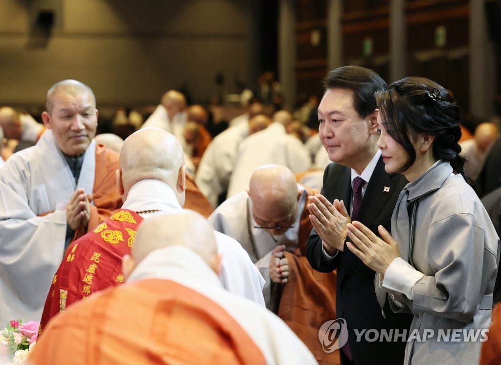 합장 인사하는 윤석열 대통령과 김건희 여사