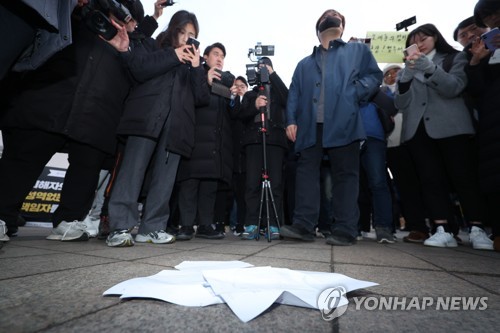 전달 거부에 바닥에 놓인 2차 계고장