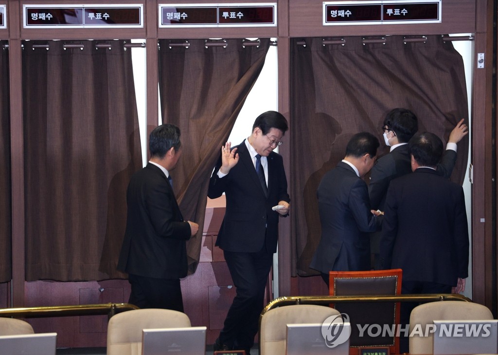 기표소 나오는 이재명 대표