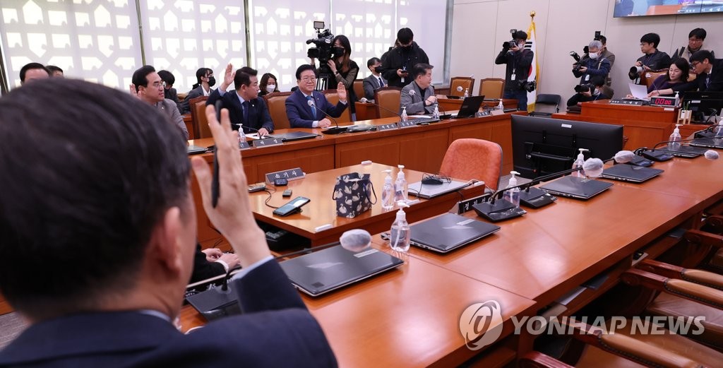 양금덕 할머니 참고인 출석 의결하는 외통위 야당 의원들