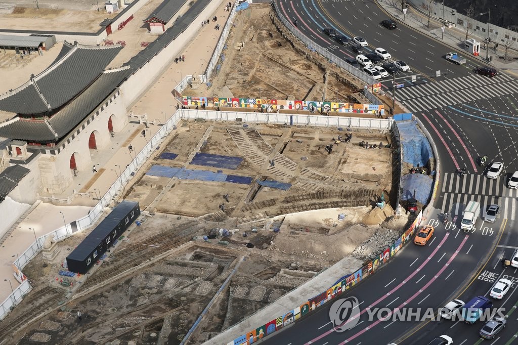 광화문 월대 발굴 현장서 발견된 일제강점기 전차 철로