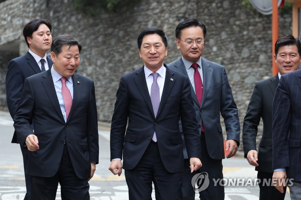 Ruling People Power Party leader Kim Gi-yeon (C) enters former President Lee Myung-bak's personal residence in southern Seoul on March 15, 2023. (Yonhap)