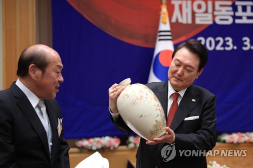 '15대 심수관' 도자기 선물받는 윤석열 대통령