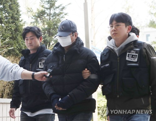 인천 고층 아파트서 쇠구슬 쏴 유리창 구멍 낸 60대 구속심사