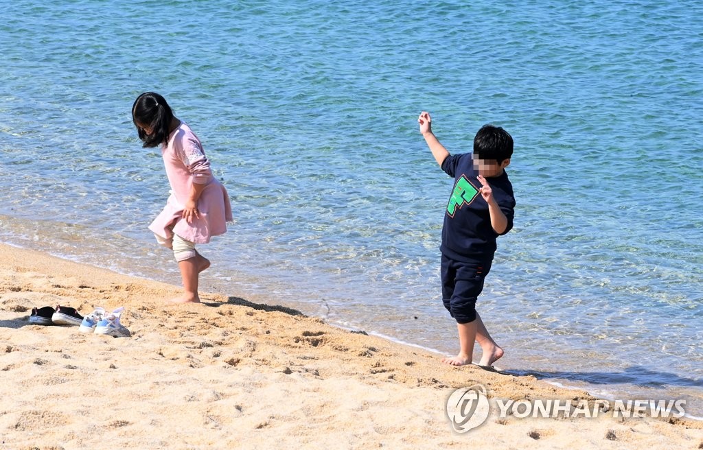 바닷물에 발 담그기 딱 좋은 봄날