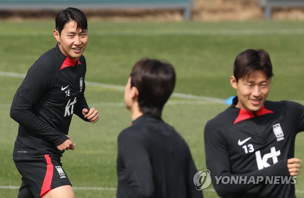 South Korean midfielder Lee Kang-in (L) takes part in a training session at the National Football Center in Paju, 30 kilometers northwest of Seoul, on March 22, 2023. (Yonhap)