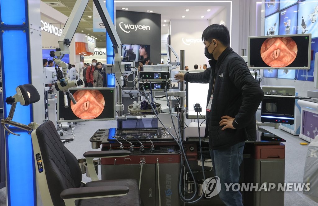 의료기기 살펴보는 참관객들