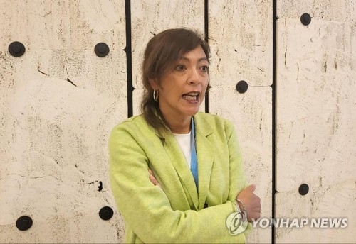 인터뷰하는 엘리자베스 살몬 유엔 북한인권특별보고관