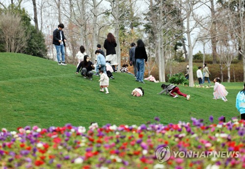 정원에서 뛰노는 아이들