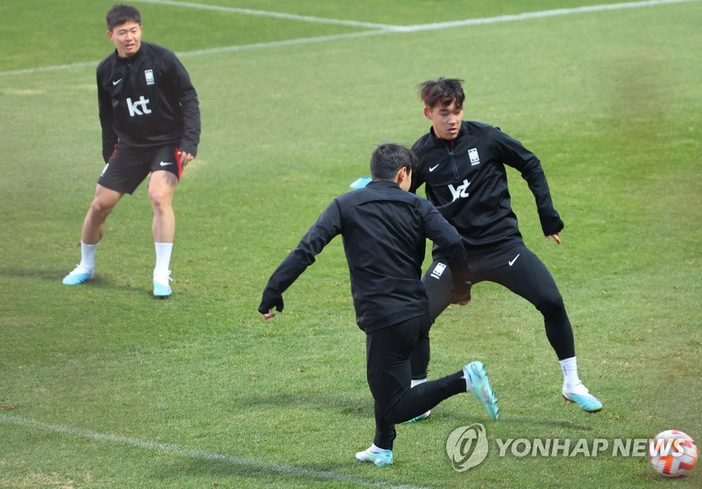 From left: South Korean players Kwon Chang-hoon, Lee Kang-in and Song Min-kyu participate in a training session at the National Football Center in Paju, some 30 kilometers northwest of Seoul, on March 26, 2023, in preparation for a friendly match against Uruguay. (Yonhap)