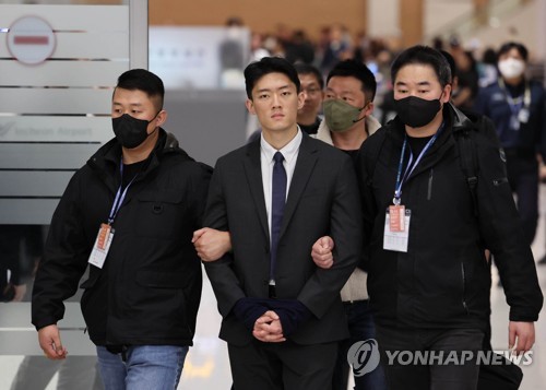 입국장 나서는 전우원