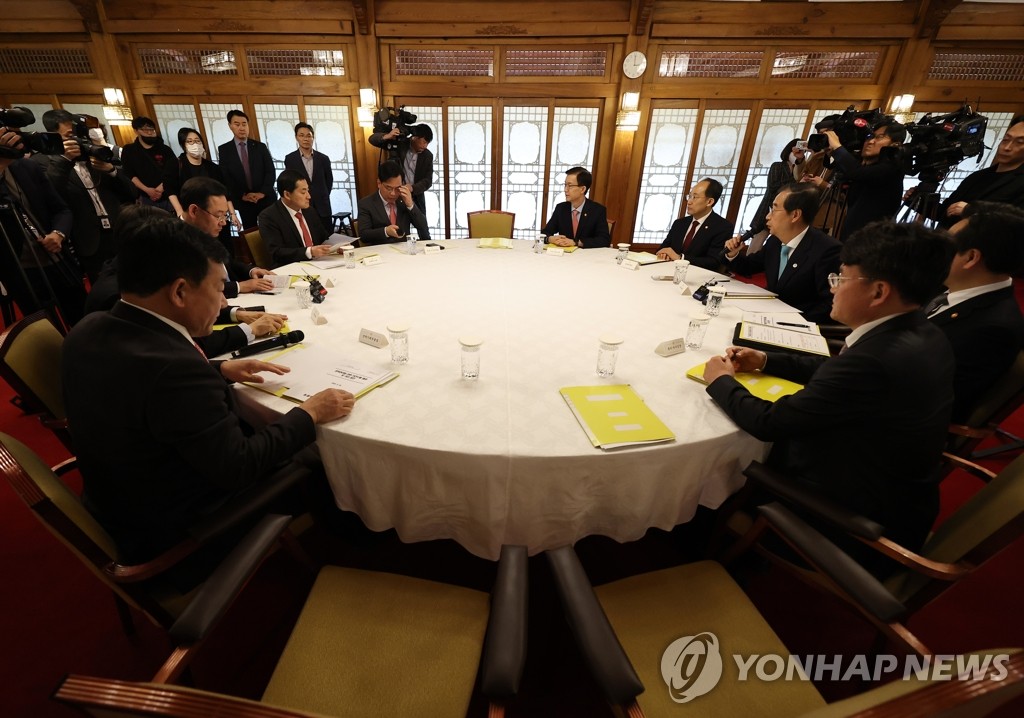 당정협의회에서 발언하는 한덕수 국무총리