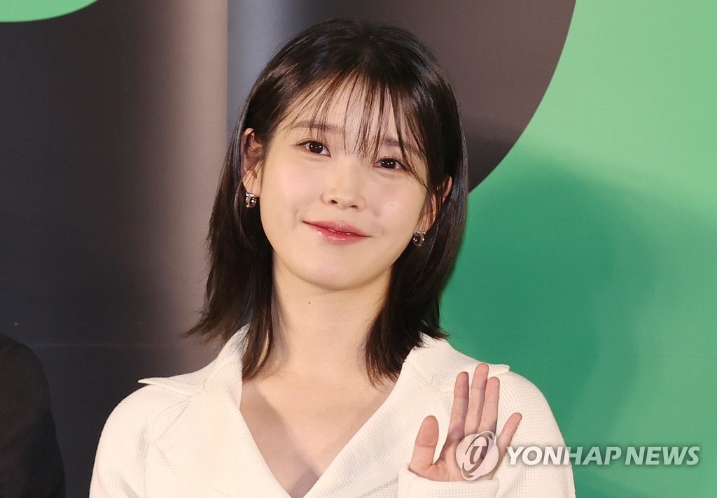 映画発表会で手を振るIU 映画発表会で手を振るIU