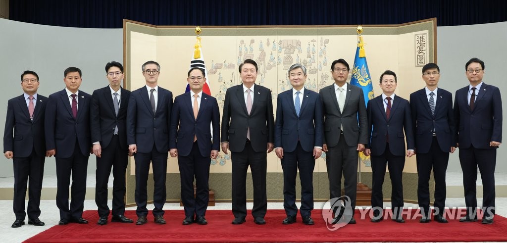 윤석열 대통령, 국가안보실 직원들과 기념촬영