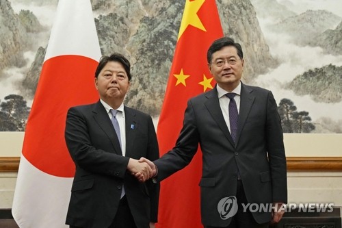 베이징서 악수하는 중국 외교부장과 일본 외무상