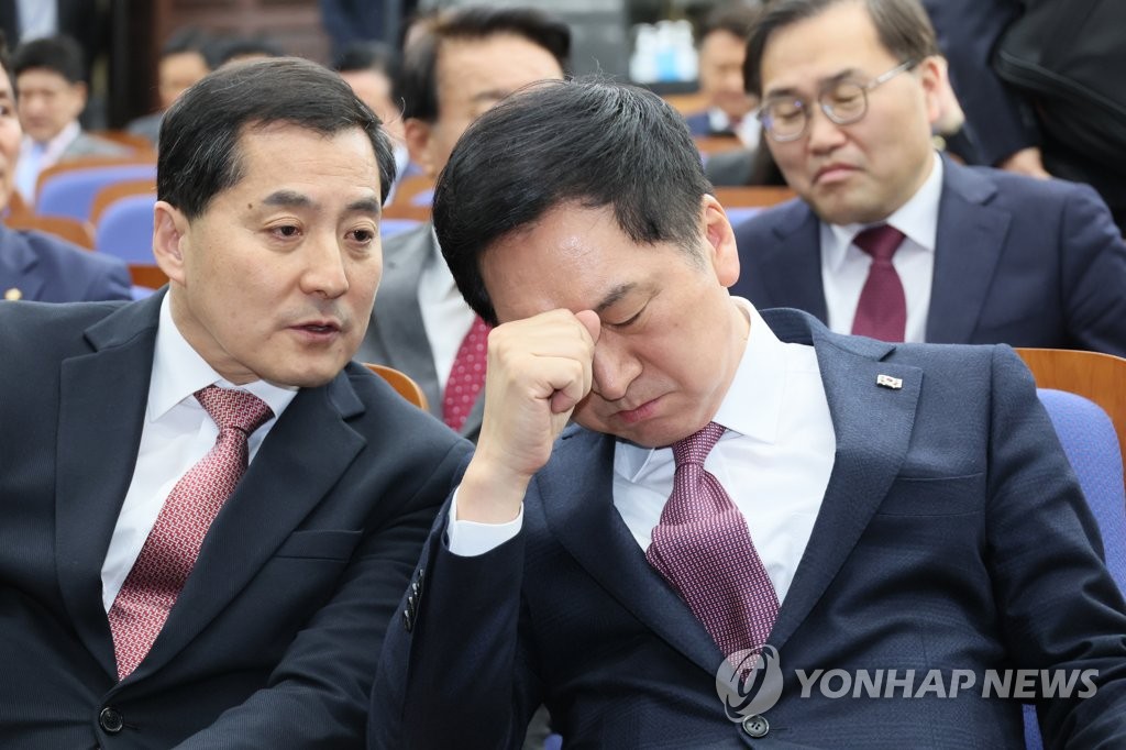박대출 정책위의장과 귀엣말 나누는 김기현 대표