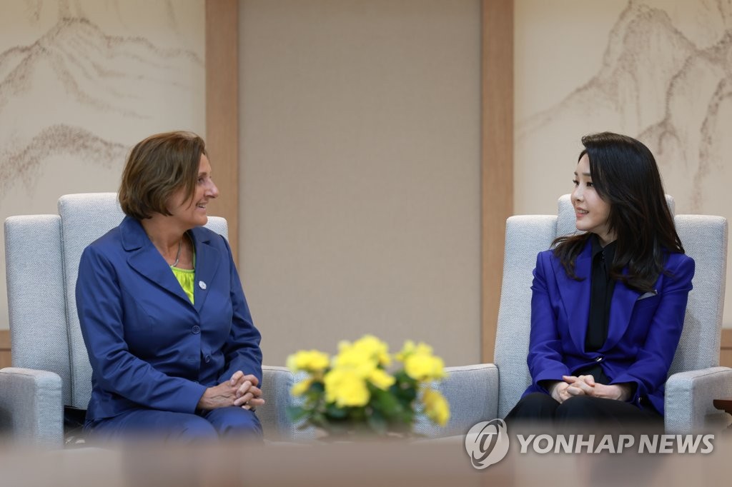 김건희 여사, 독일 총리 배우자와의 환담