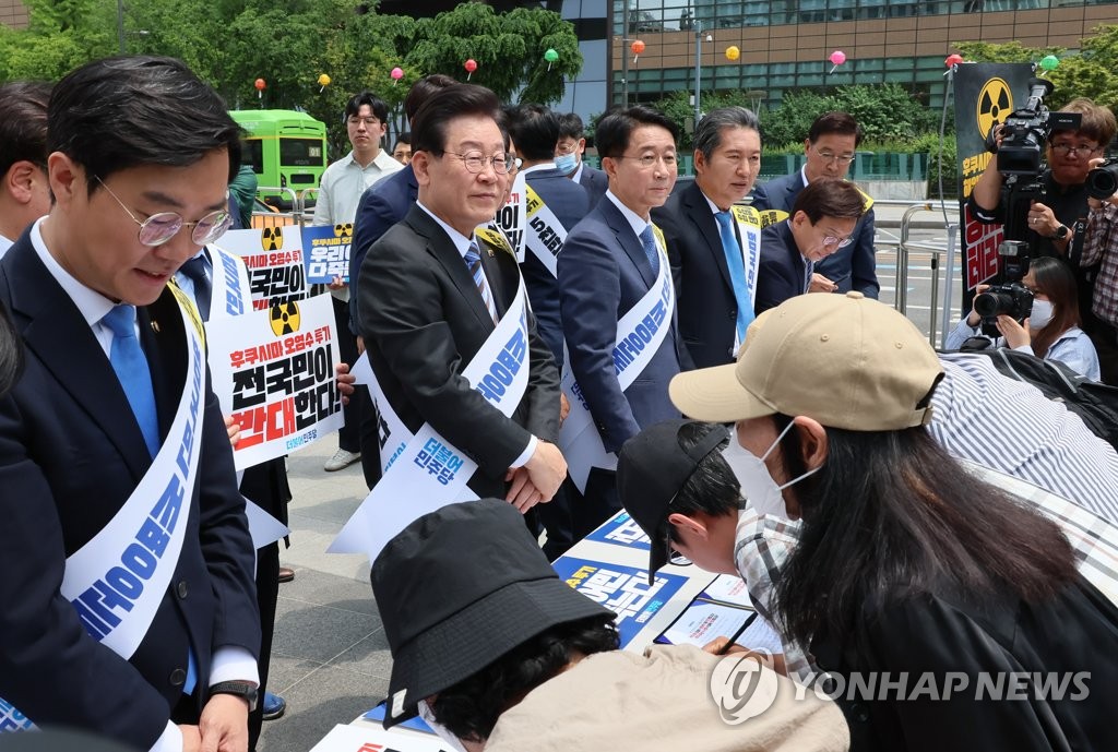 시민들의 서명 참여 독려하는 이재명 대표