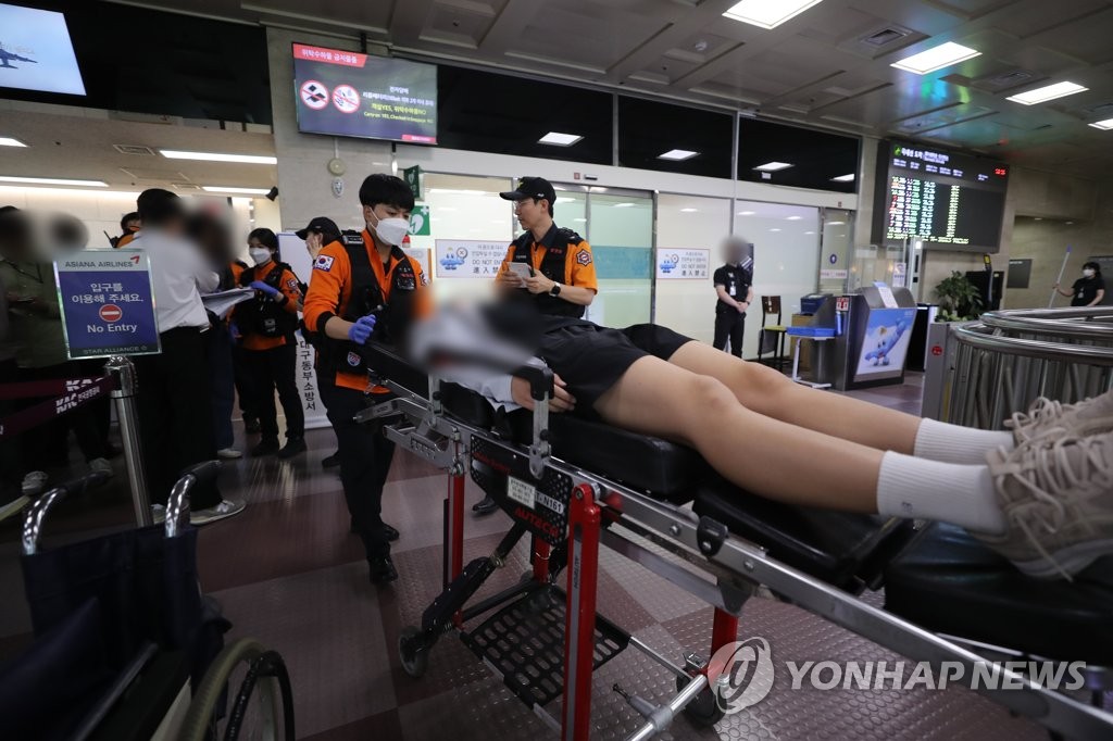대구공항에서 실려나오는 학생들