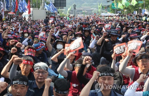 구호 외치는 민주노총