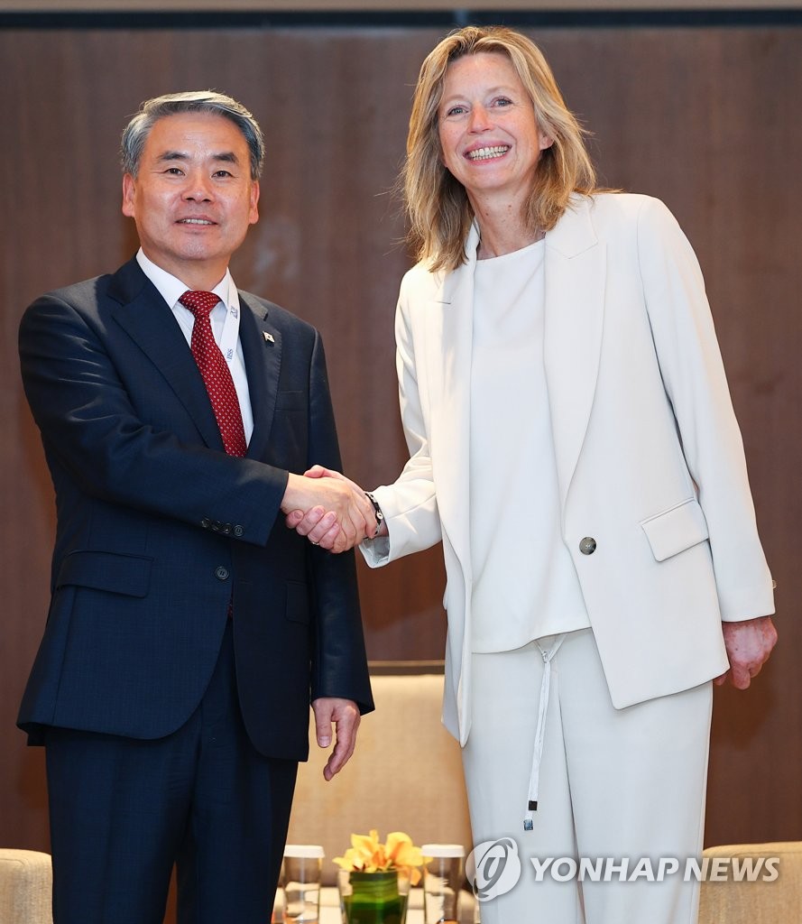 S. Korean, Dutch defense ministers' talks S. Korean, Dutch defense ministers' talks